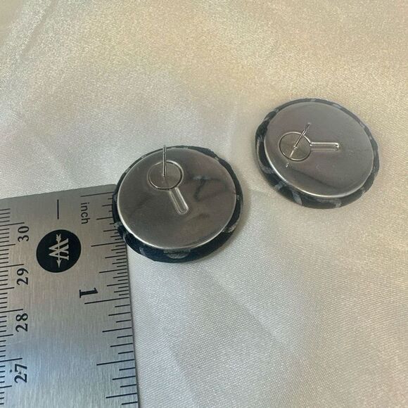 Black fabric circle post earrings - Picture 6 of 6